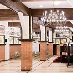 Hotel Szymbark فندق 3*